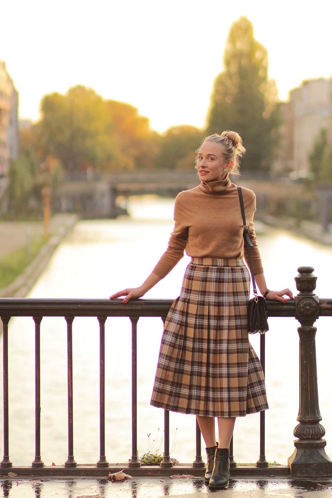 Parisienne col roulé beige jupe vintage en tartan. Parisian girl turtleneck and tartan vintage skirt. lesapparences.com