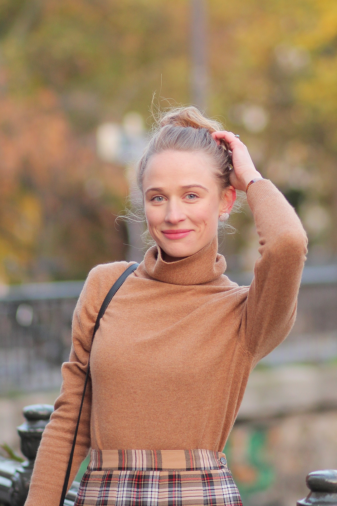 Parisienne col roulé beige jupe vintage en tartan. Parisian girl turtleneck and tartan vintage skirt. lesapparences.com