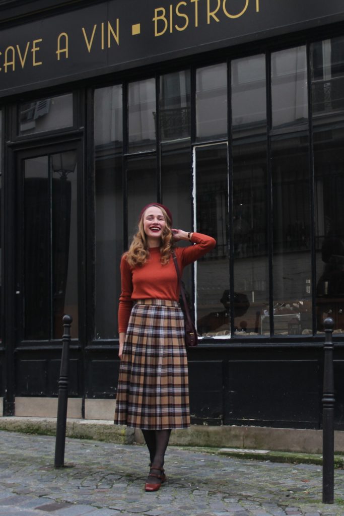 Blogueuse mode et lifestyle Parisienne jupe tartan col roulé orange beret vintaqe retro Paris @marialesapparences on Instangram/ lesapparences.com