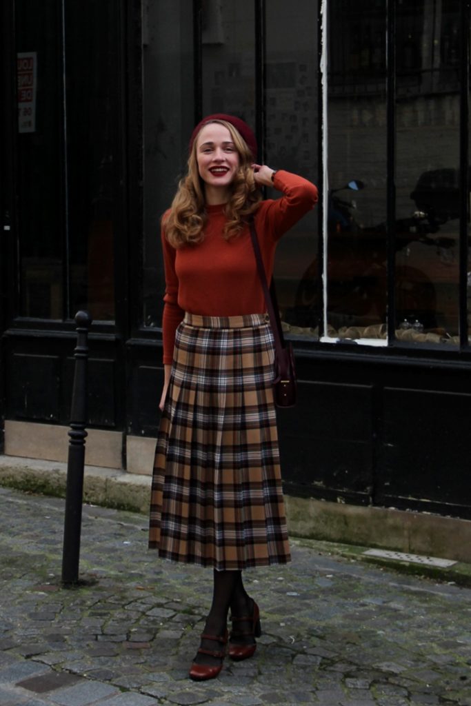 Blogueuse mode et lifestyle Parisienne jupe tartan col roulé orange beret vintaqe retro Paris   @marialesapparences on Instangram/ lesapparences.com