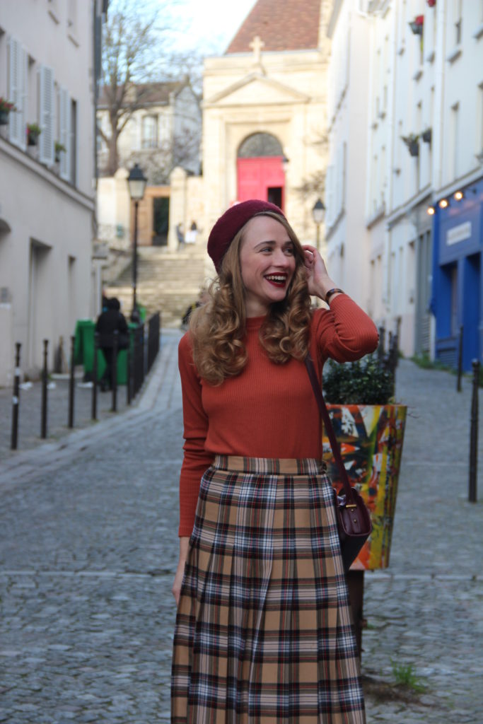 Blogueuse mode et lifestyle Parisienne jupe tartan col roulé orange beret vintaqe retro Paris @marialesapparences on Instangram/ lesapparences.com