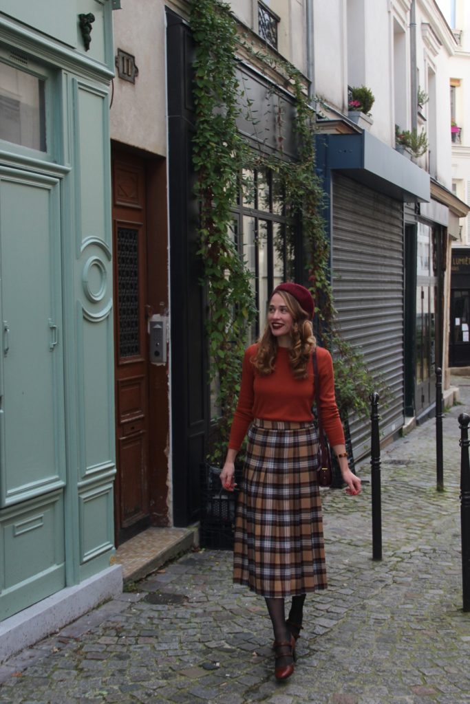 Blogueuse mode et lifestyle Parisienne jupe tartan col roulé orange beret vintaqe retro Paris   @marialesapparences on Instangram/ lesapparences.com