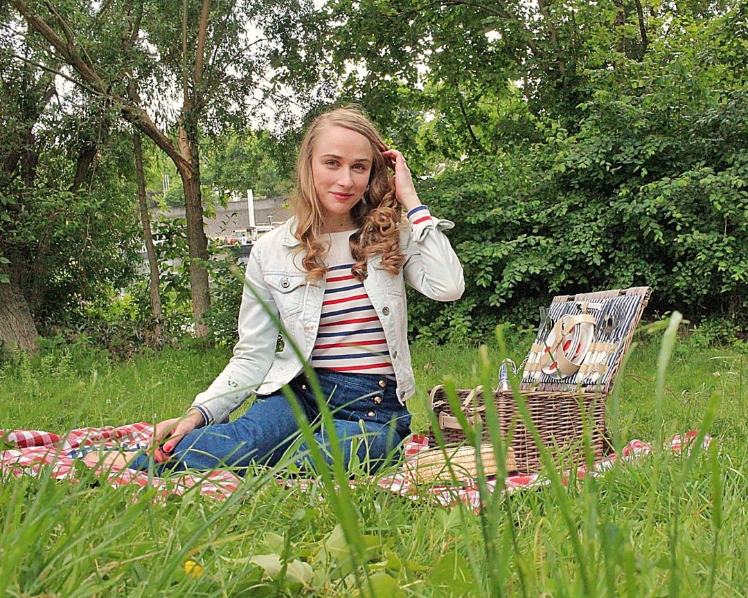 Femme avec Panier de pique nique pic nic