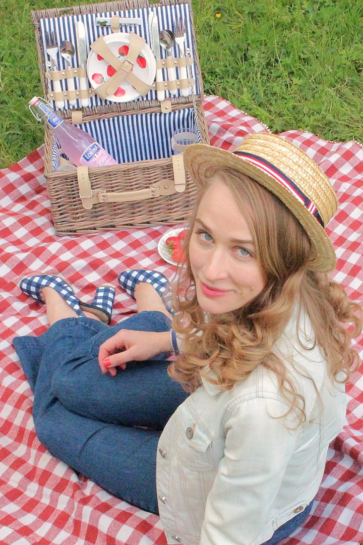 Femme avec Panier de pique nique pic nic