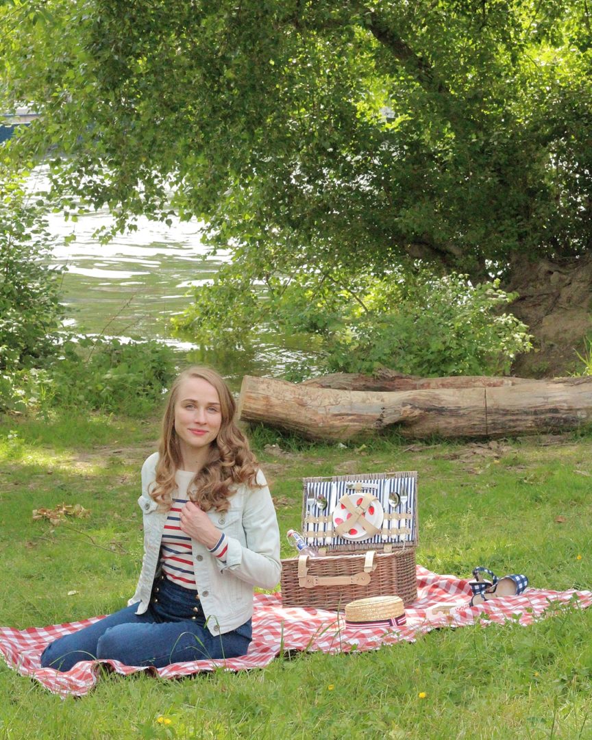 Femme avec Panier de pique nique pic nic