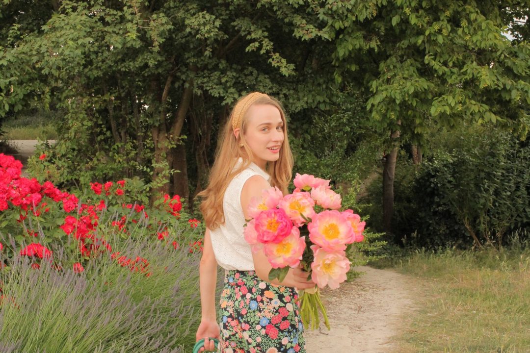 Femme avec fleurs