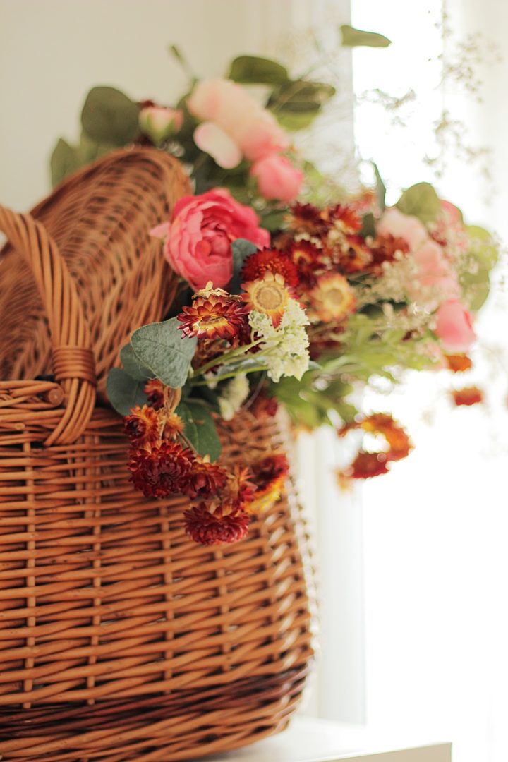 Bouquet de fleurs séchées dans panier