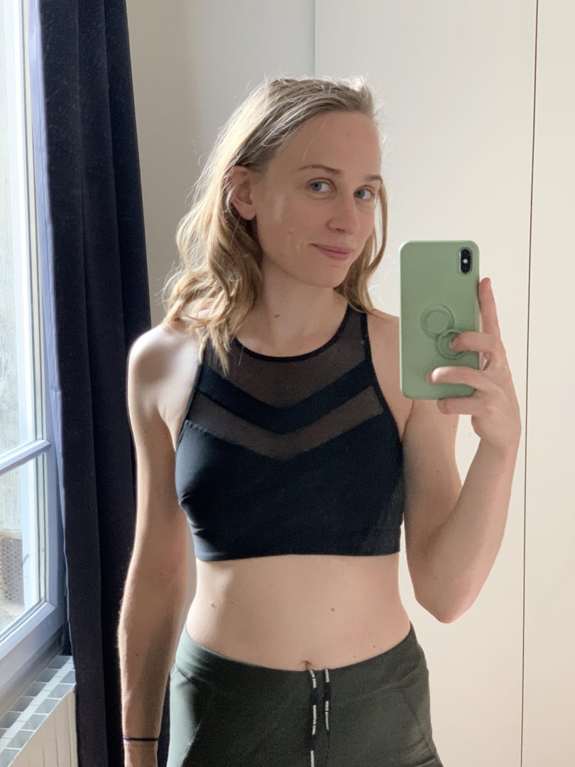 femme en tenue de sport seconde main