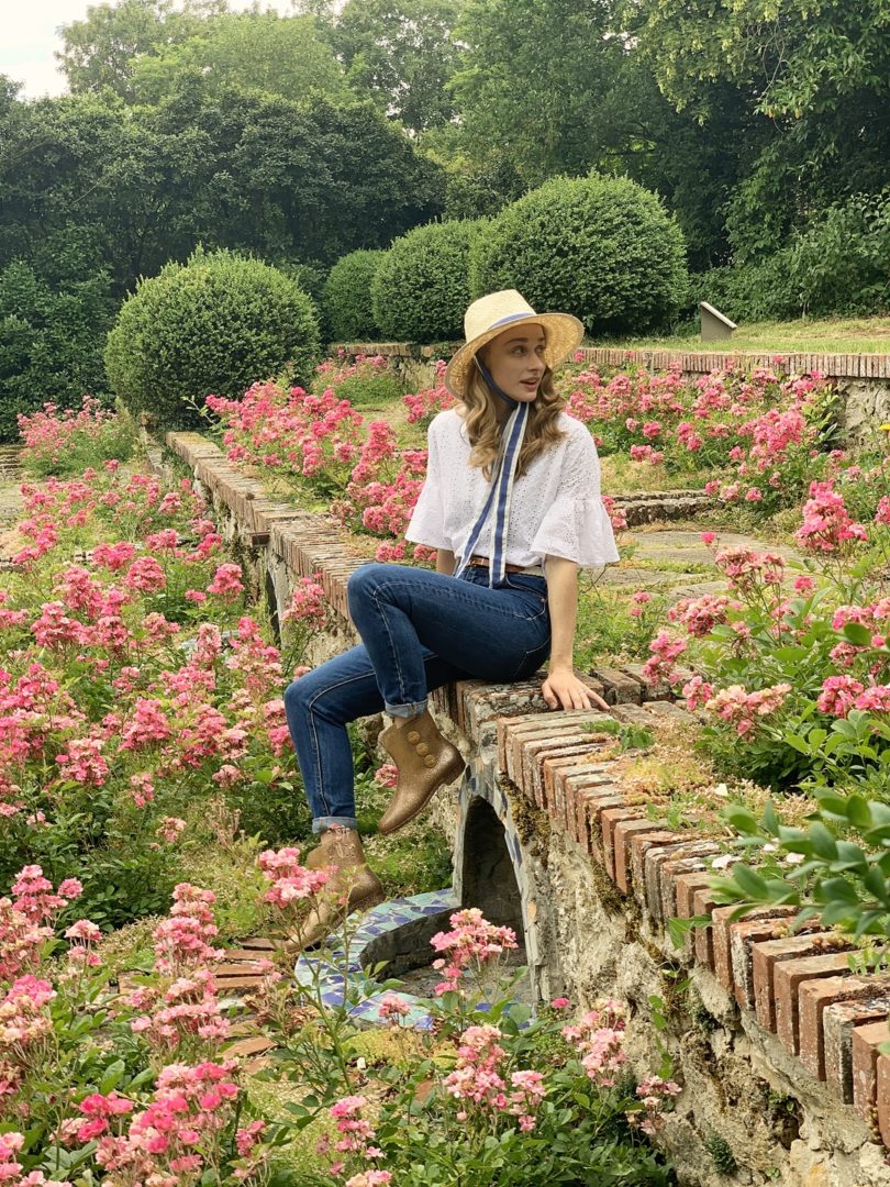 femme dans fleurs